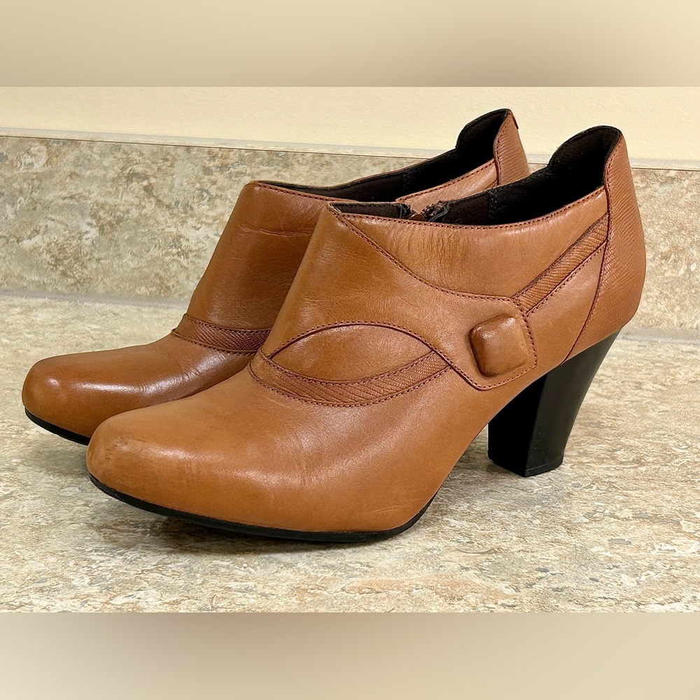 Women’s 9.5 M Clarks Bendables Brown Reptile  Leather Heeled Pump Booties